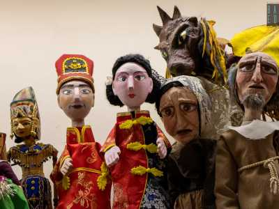 ...ma anche i pupazzi che arrivano dalla Cina che hanno indosso il tradizionale q�p�o
